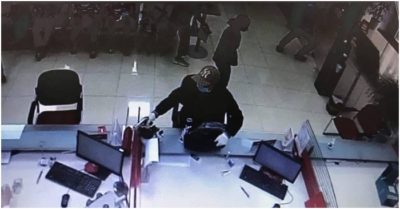 Nghi phạm cướp ngân hàng Techcombank ở Hà Nội ra đầu thú