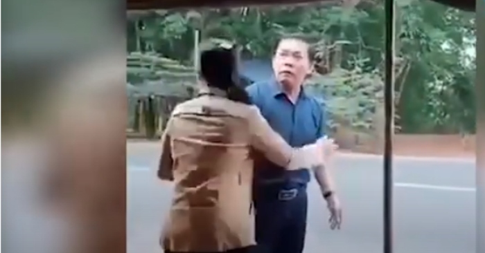 Được một người phụ nữ can ngăn nhưng phó chủ tịch Thanh vẫn bực tức cao giọng phản đối việc kiểm tra Covid-19.
