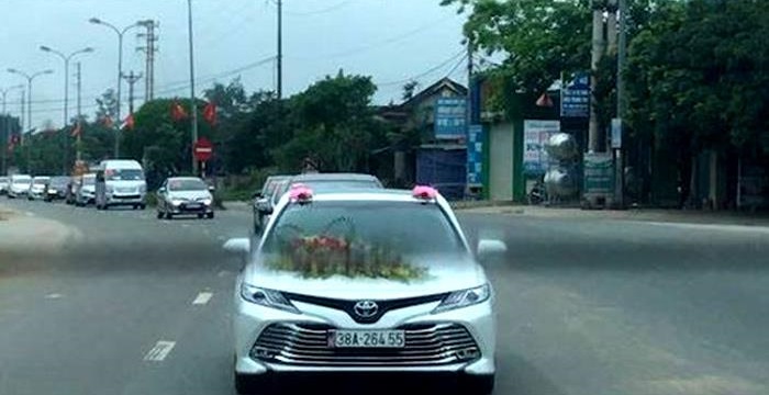 Đoàn xe đưa dâu về nhà ông Hùng