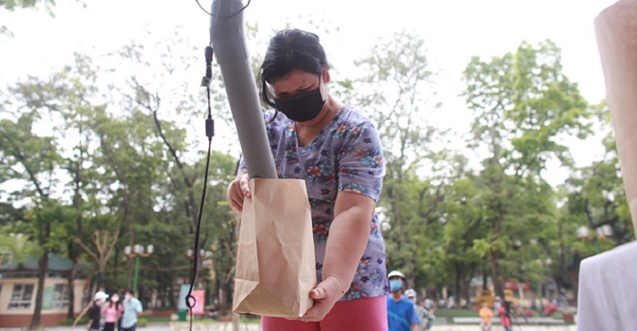 Tạm dừng ‘ATM gạo’ sau 4 ngày hoạt động do chen lấn