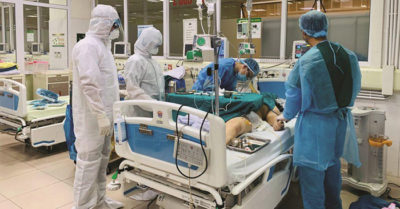 Bác sĩ bệnh viện Nhiệt đới mặc tã giấy trong ca trực