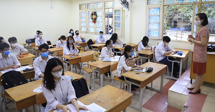Giáo viên chủ nhiệm nhắc nhở và phổ biến kiến thức phòng, chống dịch cho học sinh trước khi vào giờ học.