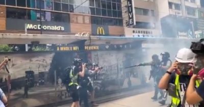 Hong Kong rung chuyển: Hàng nghìn người biểu tình phản đối luật an ninh