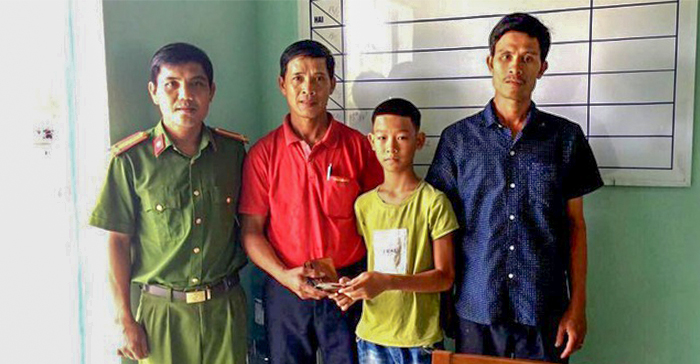 Em Võ Trí Tài trao trả lại tài sản cho người đánh rơi.