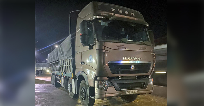 Một chiếc xe tải chở cát trong đoàn xe vi phạm bị tạm giữ