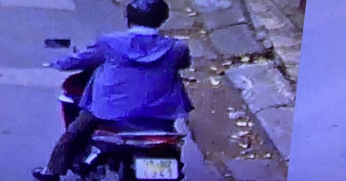 Cảnh báo kẻ lạ mặt dụ dỗ nam sinh trước cổng trường ở Hà Nội