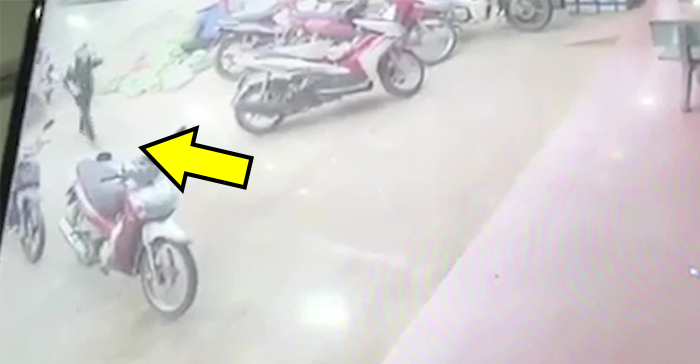 Khoảnh khắc xe tải mất lái lao thẳng vào chợ