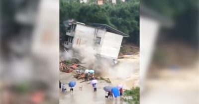 Nhà 3 tầng bị nước lũ cuốn trôi trong tích tắc ở Trung Quốc