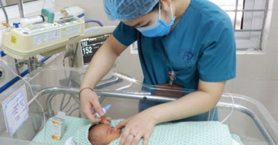 Giữ được nguyên vẹn đôi mắt, bé trai bị bỏ rơi ở hố ga đang phục hồi