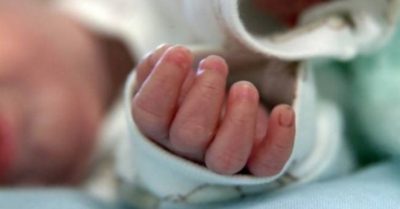 Cô gái mang balô chứa thi thể bé sơ sinh