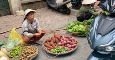 Dạo quanh Hà Nội sau khi dịch Covid-19 nguy cơ bùng phát, nhiều người vẫn thờ ơ đeo khẩu trang