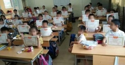 Bức ảnh một học sinh không được giấy khen gây sốt MXH