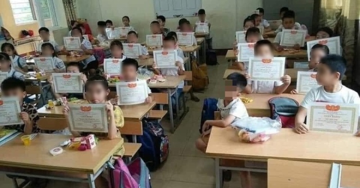 Bức ảnh một học sinh không được giấy khen gây sốt MXH