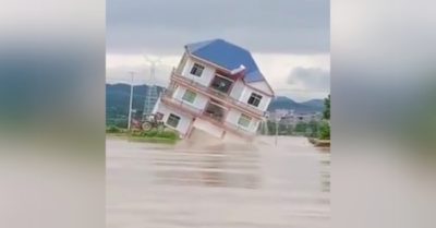 Video: Nước lũ cuốn sập nhà 3 tầng trong nháy mắt ở Giang Tây – Trung Quốc