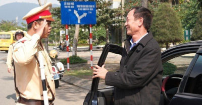 CSGT phải chào và nói lời cảm ơn khi dừng kiểm tra phương tiện