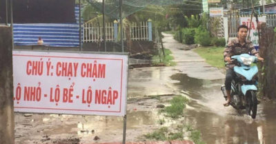 Đường hư hỏng, dân lắp biển cảnh báo để hạn chế tai nạn liền bị xã mời lên làm việc