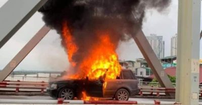 Video: Xe Range Rover bốc cháy trên cầu Chương Dương ở Hà Nội