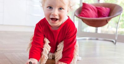 Trang phục đặc biệt giúp bé vừa tập bò vừa lau nhà