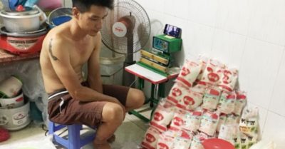 2 cha con sản xuất bột ngọt giả rồi đem bán cho nhiều tiệm tạp hoá