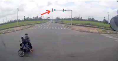 Video: Container phanh gấp ở ngã tư đèn xanh khi xe máy bất ngờ xuất hiện