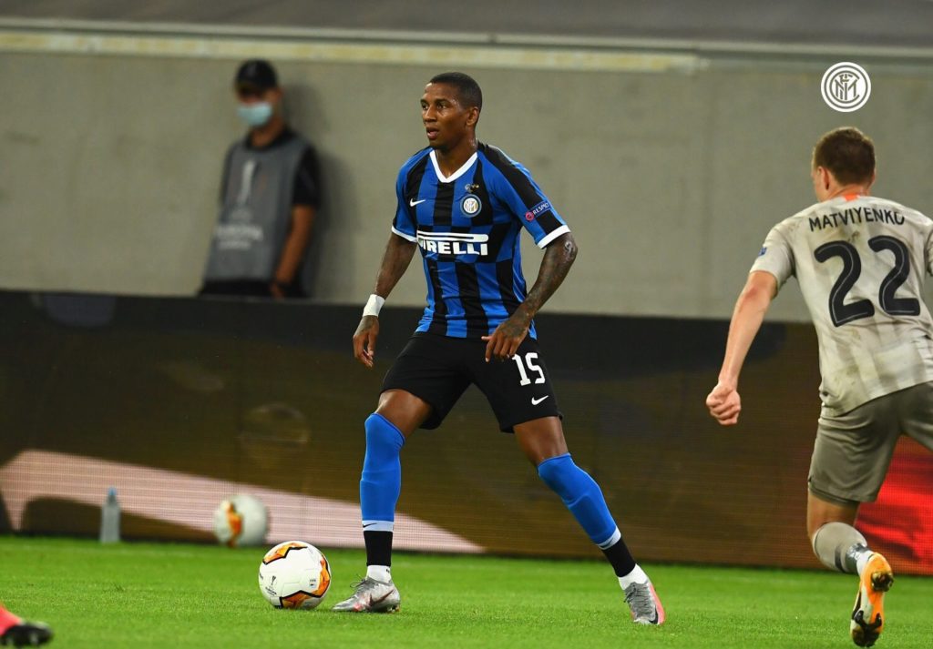Tiền đạo cánh Ashley Young của Inter dương tính COVID-19
