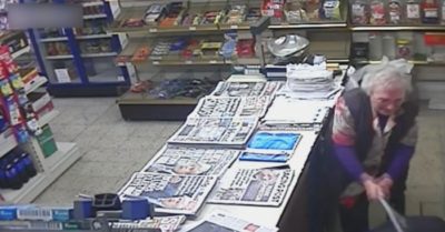 Video bà lão 83 tuổi cầm gậy đánh đuổi tên cướp ra khỏi sạp báo