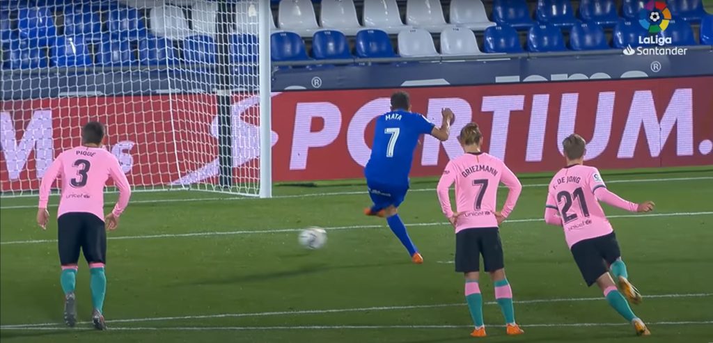 Jamie Mata ghi bàn cho Getafe trên chấm phạt đền, trong trận đấu với Barcelona vòng 6 La Liga