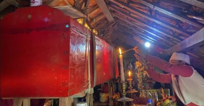 Quan tài bà cụ 75 tuổi treo lên trần nhà gần 1 tuần đã được đưa đi chôn cất