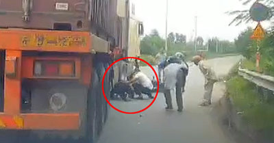 Video: Nhờ tài xế nhanh trí, 2 người bị tông cuốn vào gầm container sau đó ‘lồm cồm’ bò ra