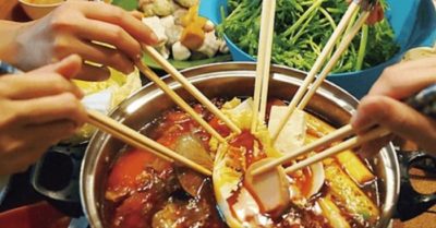 Bỏ ăn khi người cùng bàn cầm đũa khuấy thức ăn, đảo từ dưới lên trên để chọn được miếng mình thích