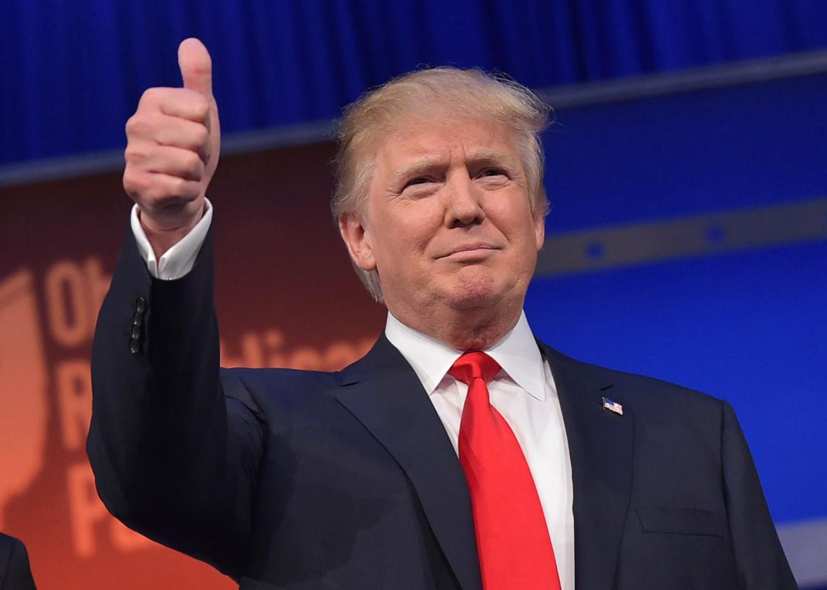 Tổng thống Hoa Kỳ... Các quan điểm chính trị của Trump được mô tả là theo chủ nghĩa dân túy, chủ nghĩa bảo hộ và chủ nghĩa dân tộc. Ông tham gia cuộc đua tổng thống năm 2016 với tư cách là một đảng viên Cộng hòa và giành chiến thắng bất ngờ trước ứng cử viên Đảng Dân chủ Hillary Clinton, mặc dù ông đã thua số phiếu phổ thông.[b] Ông trở thành tổng thống Mỹ nhiệm kỳ đầu tiên lớn tuổi nhất,[c] và là người đầu tiên chưa từng làm qua các vị trí quân sự hoặc chính phủ trước đó. Cuộc bầu cử và các chính sách của ông đã gây ra nhiều cuộc phản đối. Trump đã đưa ra nhiều tuyên bố sai lệch hoặc gây hiểu lầm trong chiến dịch tranh cử và nhiệm kỳ tổng thống của mình. Các tuyên bố đã được ghi lại bởi những người kiểm tra thực tế và các phương tiện truyền thông đã mô tả rộng rãi hiện tượng này là chưa từng có trong chính trị Mỹ