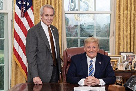 Sau những cáo buộc Thẩm phán John Roberts tại Tối cao Pháp viện Mỹ mắc tội ấu dâm, ngay ngày 1/1/2021, luật sư Lin Wood đã phơi bày những điều gây sốc về Phó Tổng thống Mike Pence, như tội phản quốc và nguy cơ bị xử bắn.