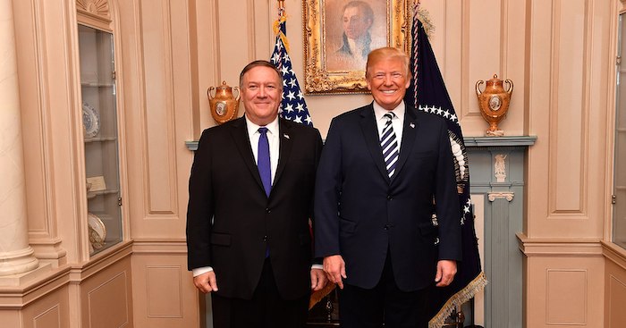 Ngoại trưởng Hoa Kỳ Mike Pompeo chụp ảnh với Tổng thống Donald Trump trước lễ tuyên thệ nhậm chức của ông Pompeo tại Bộ Ngoại giao Mỹ ở thủ đô Washington ngày 2/5/2018 (ảnh: Bộ Ngoại giao Mỹ).