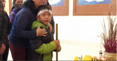 Đứng trước bàn thờ, cậu bé 6 tuổi khóc: ‘Con buồn lắm khi bà mất rồi, bố cũng mất luôn, giờ biết sống với ai?’