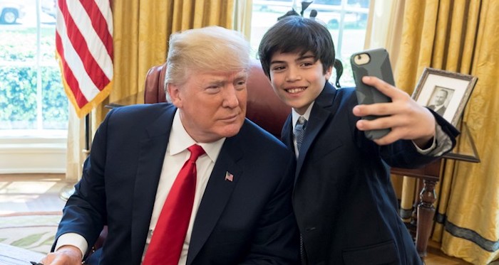 Tổng thống Trump chụp ảnh với con trai của một nhân viên trong Nhà Trắng vào ngày 26/4/2018 (ảnh: Nhà Trắng).