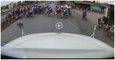 Clip: Thấy nhóm học sinh qua đường khó khăn, tài xế container chủ động dừng xe nhường đường