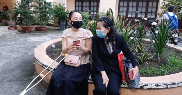 Chị Hường cùng luật sư đến tòa sơ thẩm.