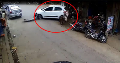 Video: Nhầm chân ga, nữ tài xế lùi bẹp xe máy nhà hàng xóm