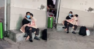 Cảm động hình ảnh người con ôm chặt mẹ vào lòng khi chờ khám bệnh
