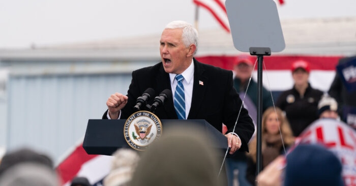 phó tổng thống Mike Pence thề sẽ tiếp tục chiến đấu