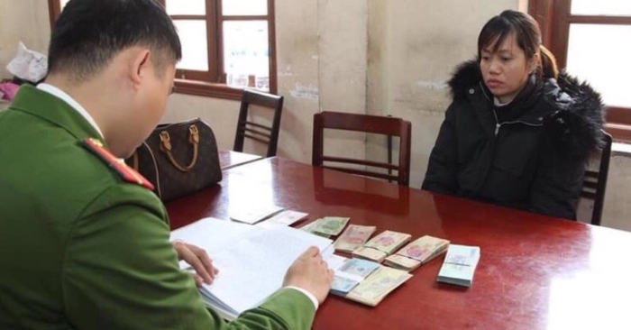 Trần Thị Ngọc Ánh cùng số tiền trộm được tại đám cưới.