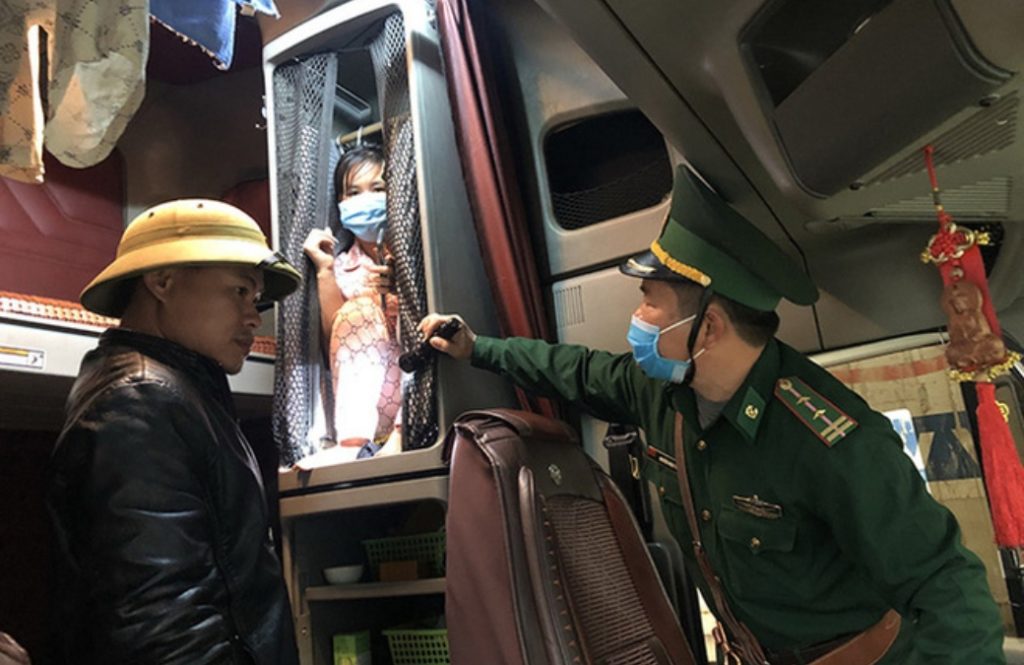 Phát hiện 1 phụ nữ trốn trong ca bin để tránh cách ly Covid-19