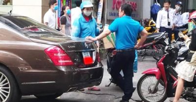 Nữ shipper quẹt bộ đèn trăm triệu, gặp chủ xe nhẹ nhàng cho đi