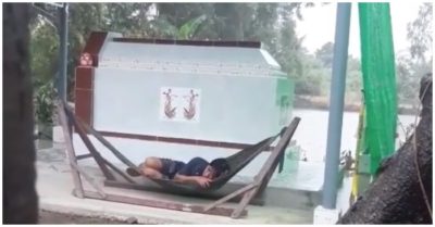 Chồng nằm trên võng bên mộ của vợ đã mất 4 tuần khiến nhiều người xúc động
