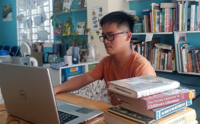 Võ Thành Đạt quê ở xã An Phú Trung, Ba Tri, Bến Tre. Khi được 1 tháng tuổi, Đạt bị rối loạn tiêu hoá và sốt bại não, phải vào viện cấp cứu nhiều lần.