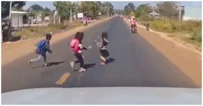 Video tài xế đạp phanh khẩn cấp cứu mạng 3 trẻ nhỏ cùng chạy sang đường