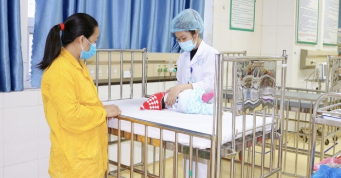 bé trai ngừng thở