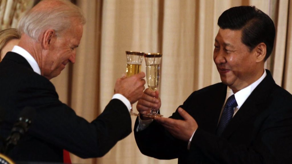 Ông Joe Biden cụng ly với ông Tập Cận Bình (ảnh thumbnail video của CBC News trên Youtube). Cuộc khảo sát mới công bố tháng 7/2021 cho biết 81% người Mỹ lo ngại về ảnh hưởng của Trung Quốc tại Mỹ.