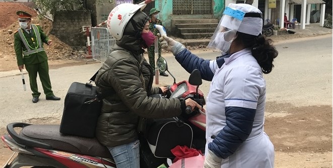Chốt kiểm soát chống COVID-19 được lập xung quanh lối ra vào thôn Kim Điền, xã Hưng Đạo, Chí Linh, Hải Dương (ảnh chụp màn hình báo VTC).