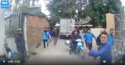 Clip: Đỗ xe chắn đường bị nhắc nhở, tài xế nhấn ga khiến nhiều người bỏ chạy